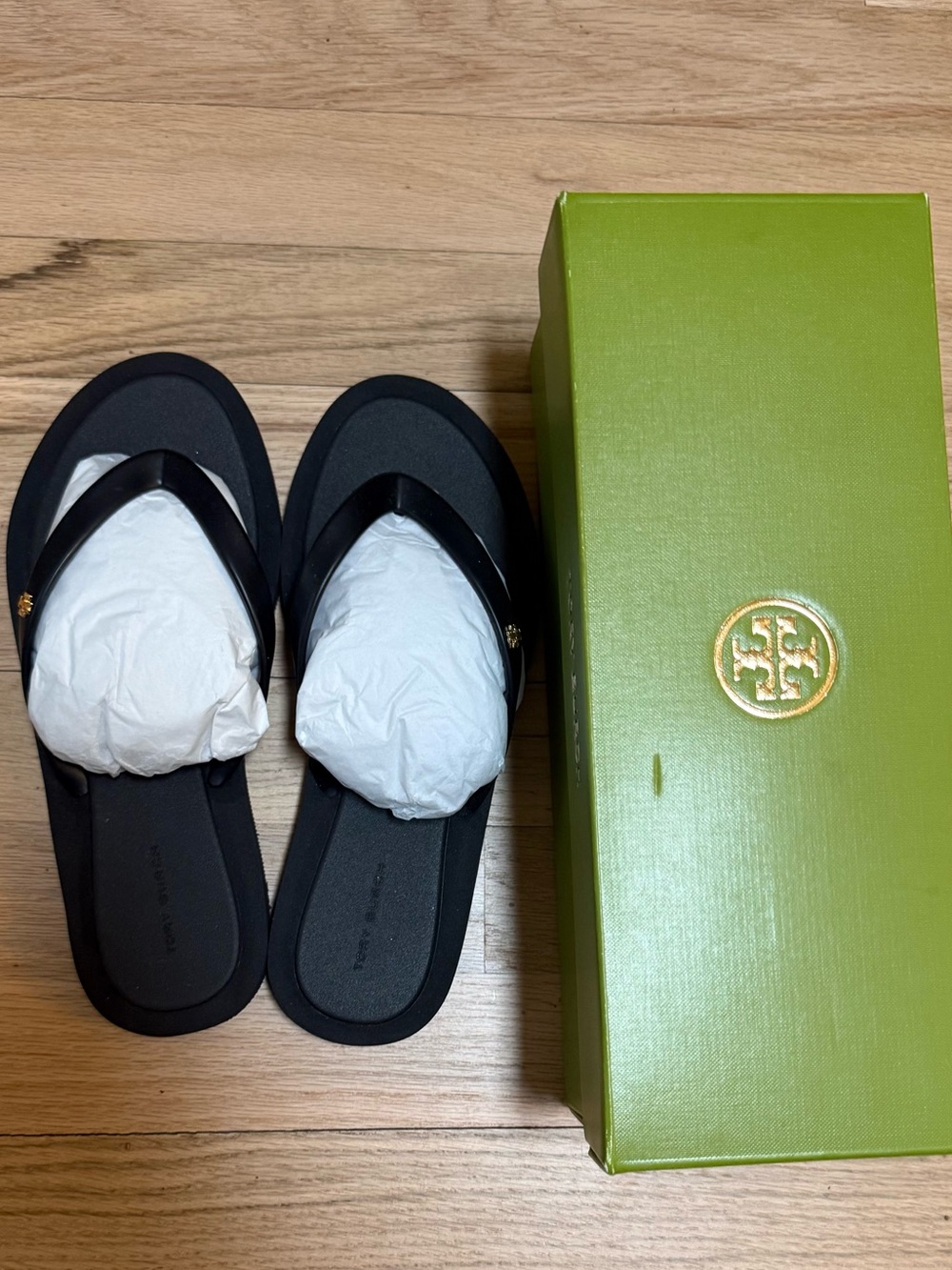 🩴1/2 Price! NWT Tory Burch Kira Black/Gold Logo Thong Sandals, Sz 8, With Box! - Picture 2 of 5
